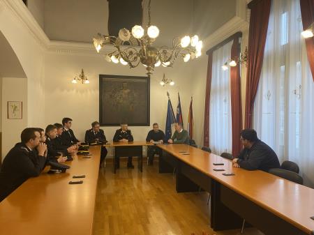 Pogovor med županom, predstavniki gasilske zveze in Avto Centra Jereb Izola